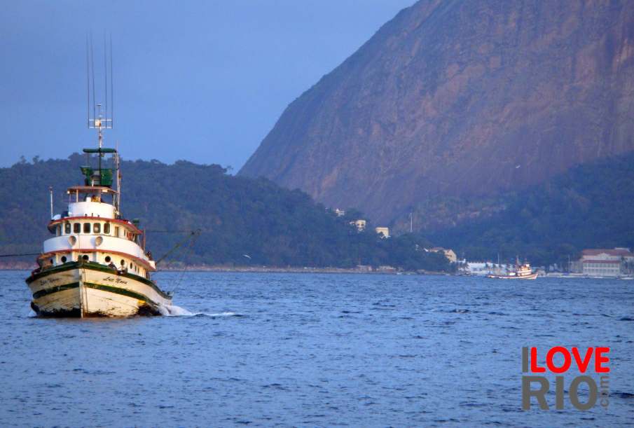 A boat and the Morro da Urca in the background.